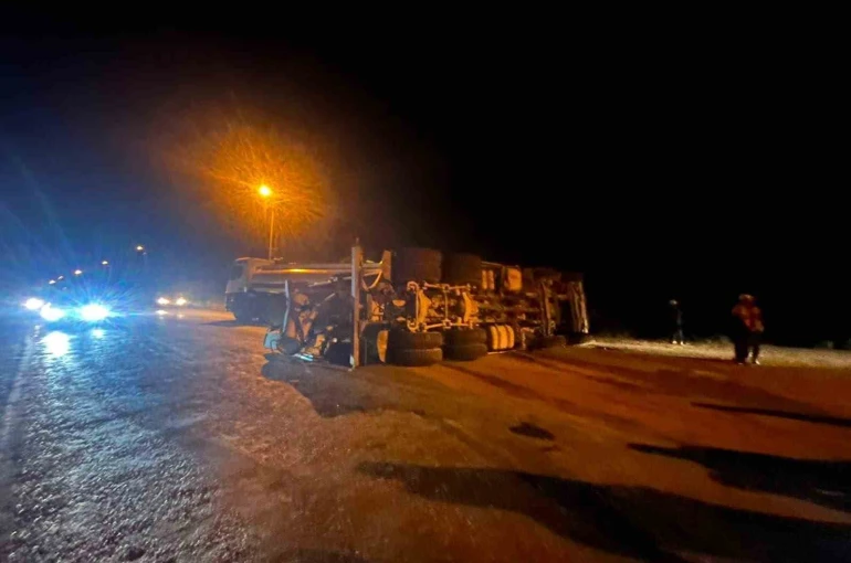 Devrilen beton mikserinin sürücüsü hafif yaralandı