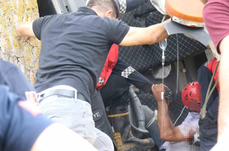 Devrilen çekicide sıkışan sürücü için ekipler seferber oldu