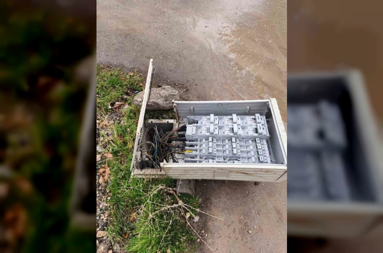 Devrilen elektrik trafosu ölüm saçıyor
