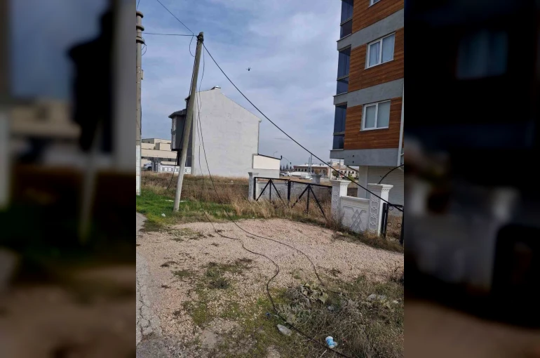 Devrilen internet direğinin çevreye dağılan kabloları risk oluşturuyor