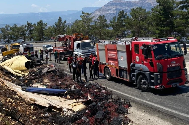 Devrilen kamyon hurdaya döndü, sıkışan sürücü kurtarıldı