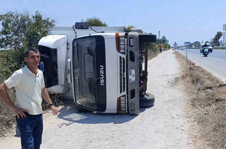 Devrilen kamyondan burnu kanamadan çıktı, aracının başında ekipleri bekledi