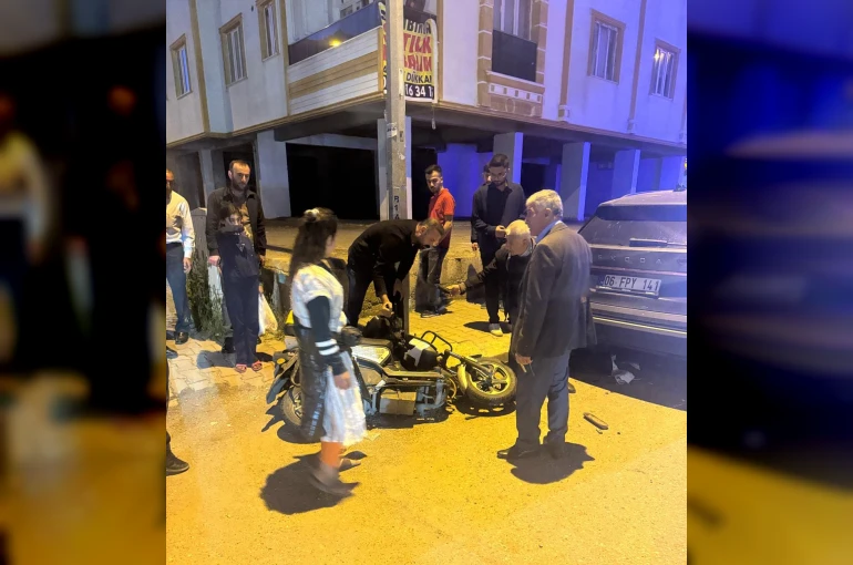 Devrilen motosikletin sürücüsü, otomobilin altında sıkıştı
