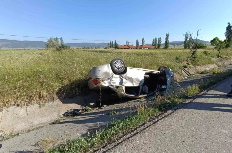 Devrilen otomobilde bir kişi öldü, 3 kişi yaralandı