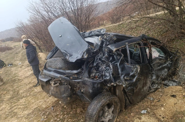 Devrilen otomobilde ki 5 kişi yaralandı