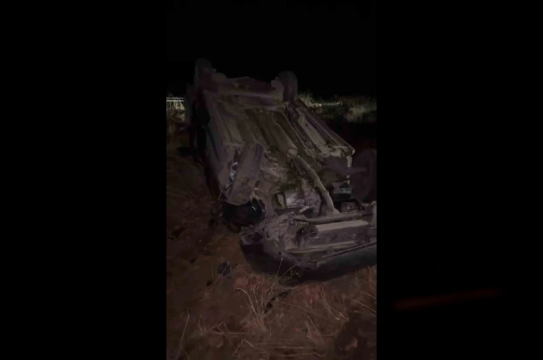Devrilen otomobildeki kadın öldü, eşi ve oğlu yaralandı