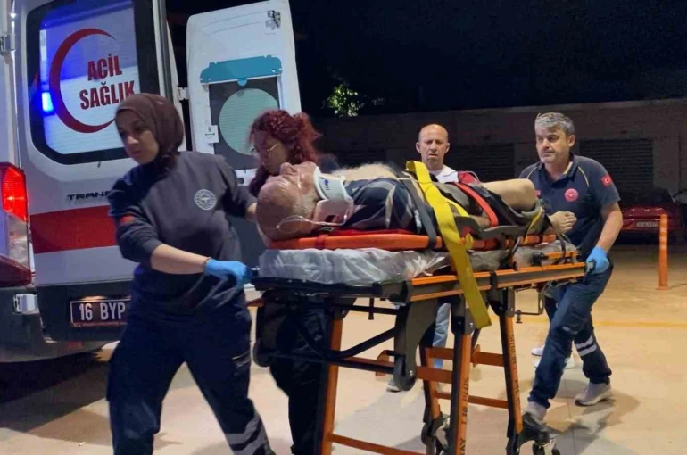 Devrilen traktörün sürücüsü ağır yaralandı