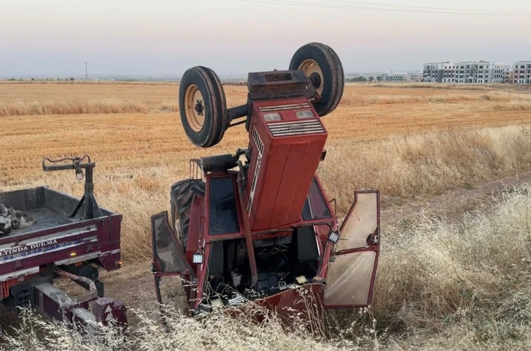 Devrilen traktörün sürücüsü burnu bile kanamadan kurtuldu