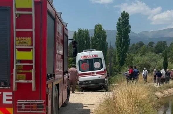 Devrilen traktörün üzerinden yola savrulan genç kadın hayatını kaybetti