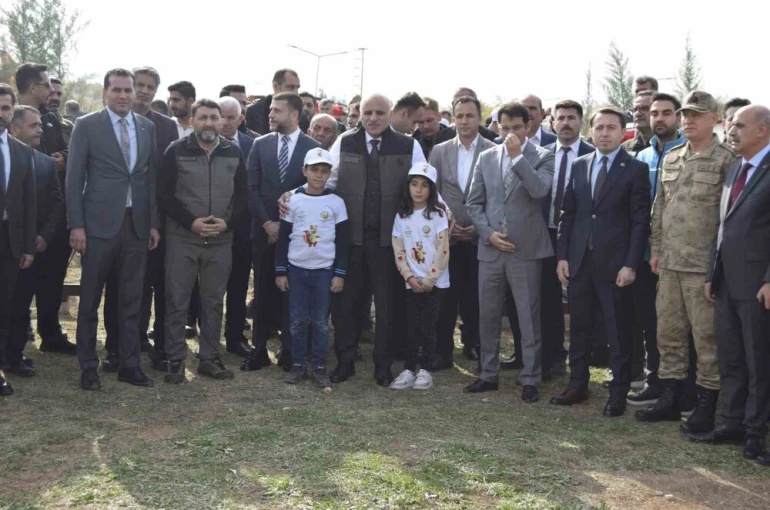 Dicle Gençlik Kampında milli ağaçlandırma gününde toplu fidan dikimi yapıldı