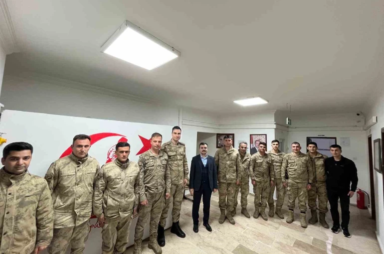 Dicle Kaymakamı Atış, askerle iftarda bir araya geldi