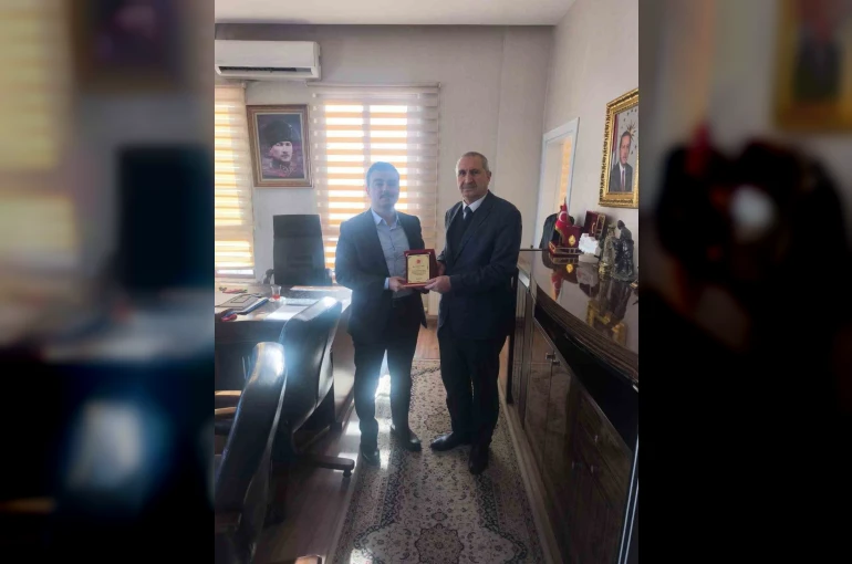 Dicle Kaymakamı Atış’tan emekliye ayrılan ilçe nüfus müdürüne plaket