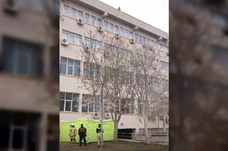 Dicle Üniversitesi’nde intihar girişiminde bulunan şahıs çatıdan indirildi