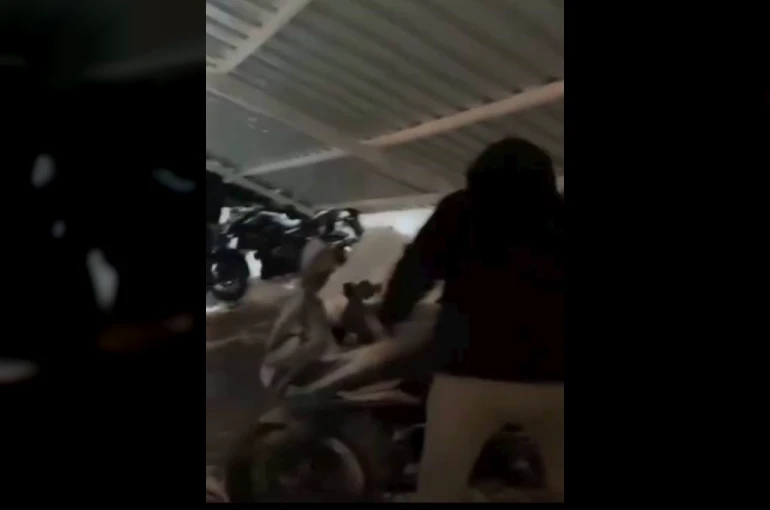 Dicle Üniversitesi’ndeki yurdun otopark çatısı çöktü