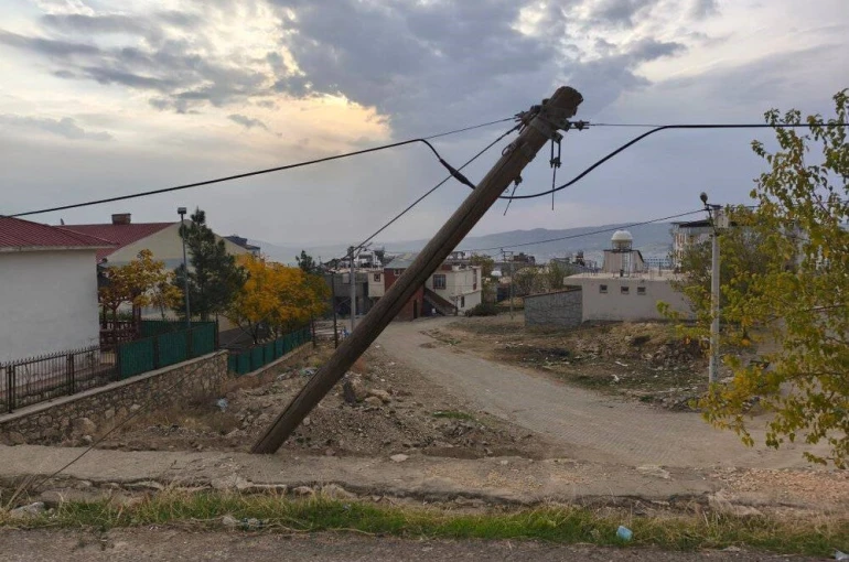Dicle’de vatandaşlardan eğri direğin değiştirilmesi talebi