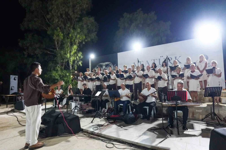 Didim Belediyesi Halk Müziği Korosu konserine vatandaşlardan yoğun ilgi 