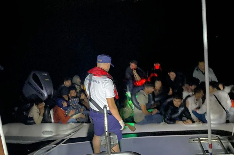 Didim’de geri itilen 71 düzensiz göçmen kurtarıldı