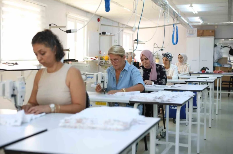 Didim’de kadınlar dikiş öğrenirken üretime de katkı sağlıyor