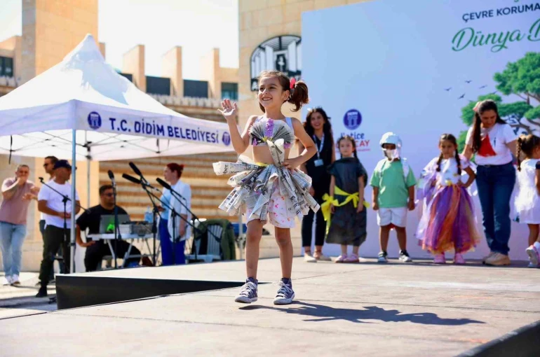 Didim’de minik tasarımcılar geri dönüşüm defilesiyle çevreye dikkat çekti