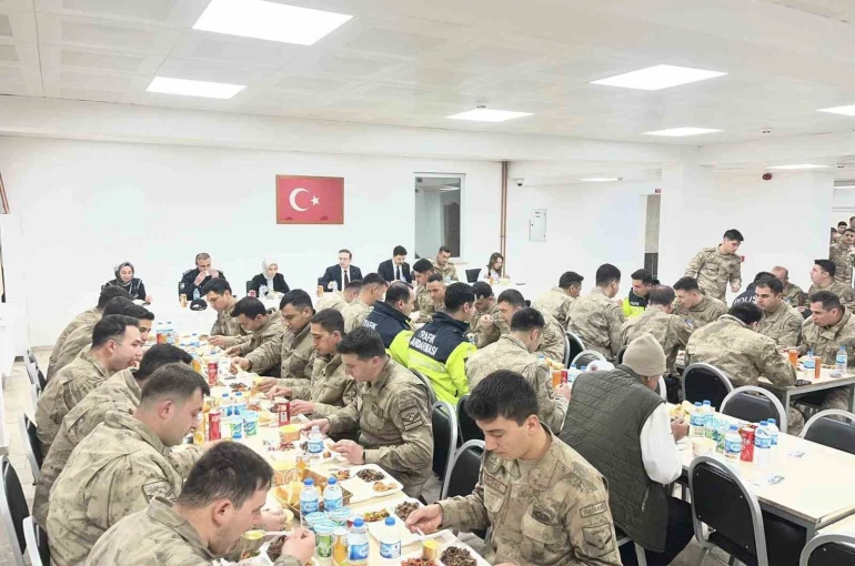 Digor Kaymakamı Ahmed Tayyib Kahraman, jandarma personeliyle iftarda buluştu