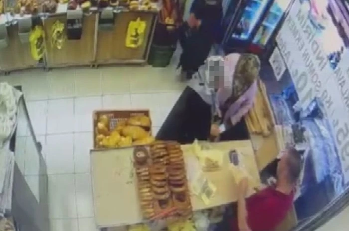 Dikkati dağılan kadının cüzdanını kaşla göz arasında çaldı