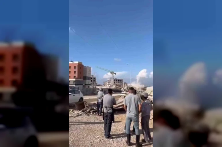 Dinamitle gerçekleştirilen patlatmada kule vinç yıkıldı, o anlar kamerada 