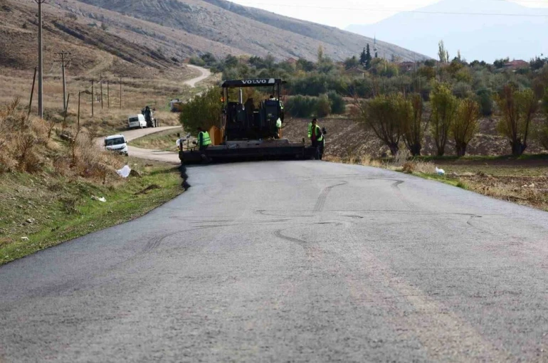 Dinar’ın köylerinde sıcak asfalt çalışmaları başladı