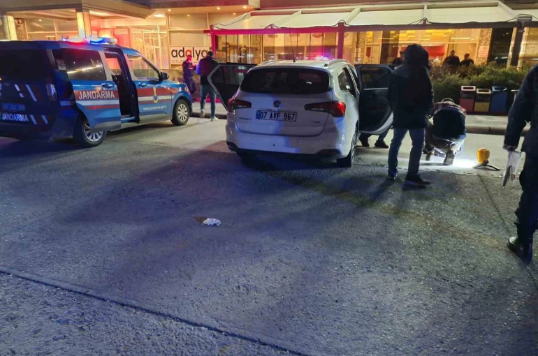Dinlenme tesisinde 5 gündür park halinde olan otomobilden ceset çıktı