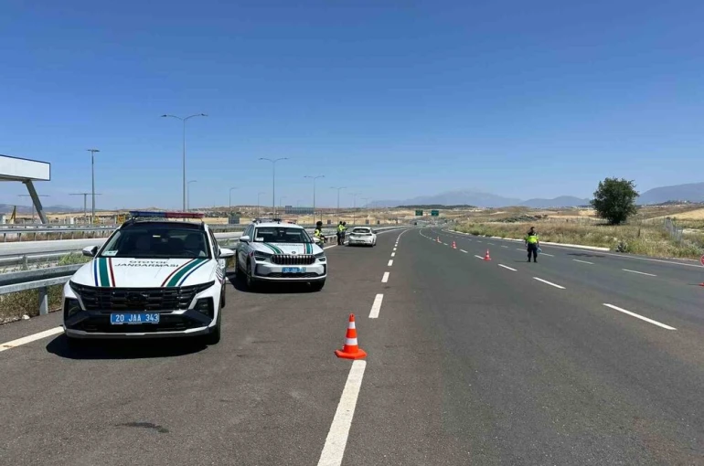 Dinlenme tesisinde unuttuğu arkadaşını almak için ters yönde ilerleyip trafiği tehlikeye attı
