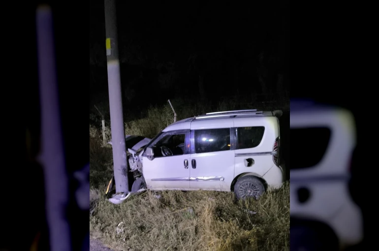 Direğe çarpan hafif ticari aracın sürücüsü yaralandı
