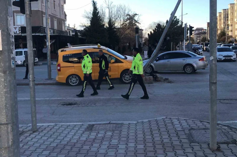 Direksiyon başında kalp krizi geçiren taksi şoförü hayatını kaybetti