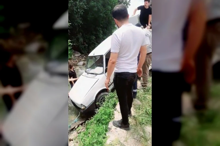 Direksiyon hakimiyeti kaybolan otomobil şarampole uçtu