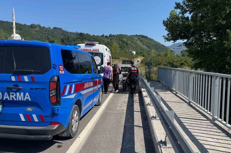 Direksiyon hâkimiyetini kaybeden motosiklet sürücüsü bariyere çarptı: 1 yaralı