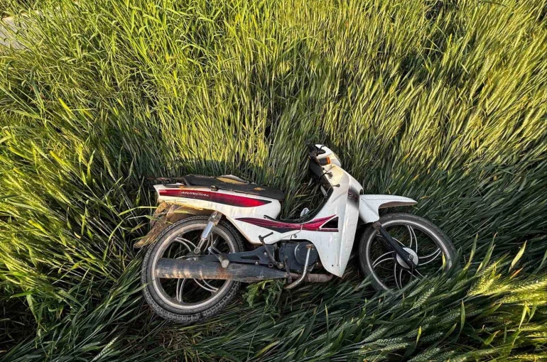 Direksiyon hakimiyetini kaybeden motosiklet sürücüsü tarlaya uçtu: 2 yaralı