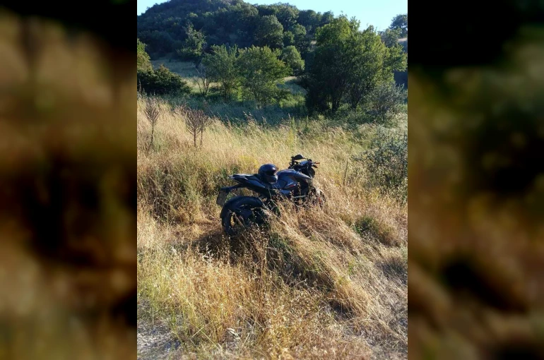 Direksiyon hâkimiyetini kaybeden motosiklet tarlaya savruldu: 1 yaralı