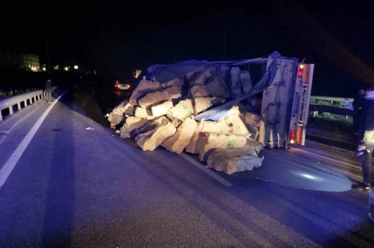 Direksiyon hakimiyetini kaybeden tır refüje çarpıp yan yattı: 1 yaralı