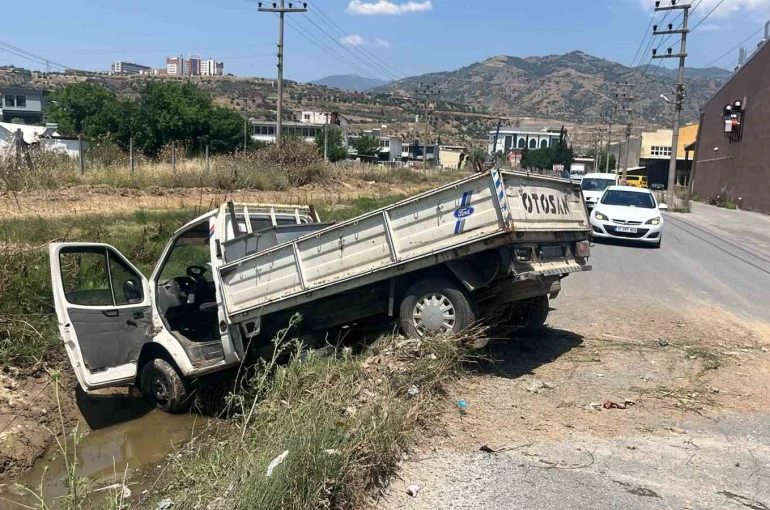 Direksiyon hakimiyetini kaybedince kanala uçtu