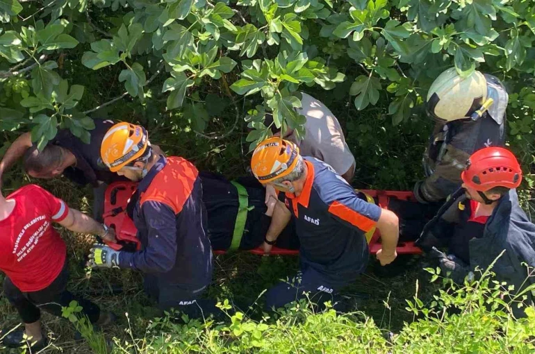 Direksiyonu kilitlenen otomobil, demirleri parçalayıp 80 metreden uçtu