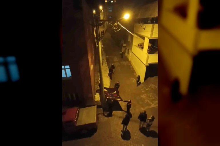 Direkte mahsur kalan kedi açılan battaniye ile kurtarıldı