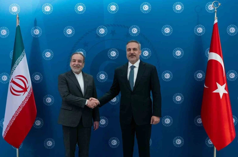 Dışişleri Bakanı Hakan Fidan, İranlı mevkidaşı Arakçi ile bir araya geldi