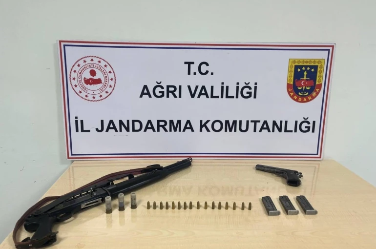 Diyadin’de bir evde ruhsatsız silah ve fişek ele geçirildi