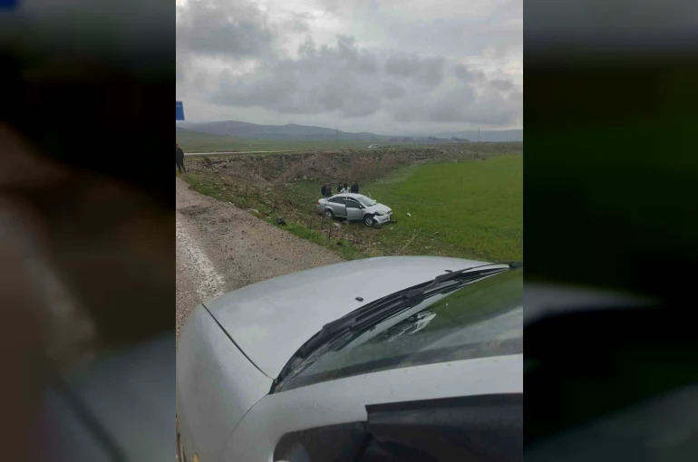 Diyadin’de direksiyon hakimiyetini kaybeden sürücü şarampole uçtu
