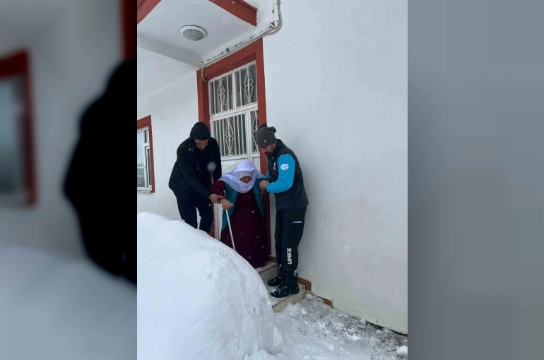 Diyaliz hastası kadın paletli araçla alınıp sağlık kuruluşuna ulaştırıldı
