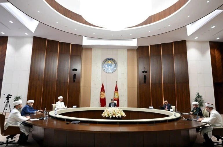 Diyanet İşleri Başkanı Erbaş, Kırgızistan Cumhurbaşkanı Caparov ile bir araya geldi