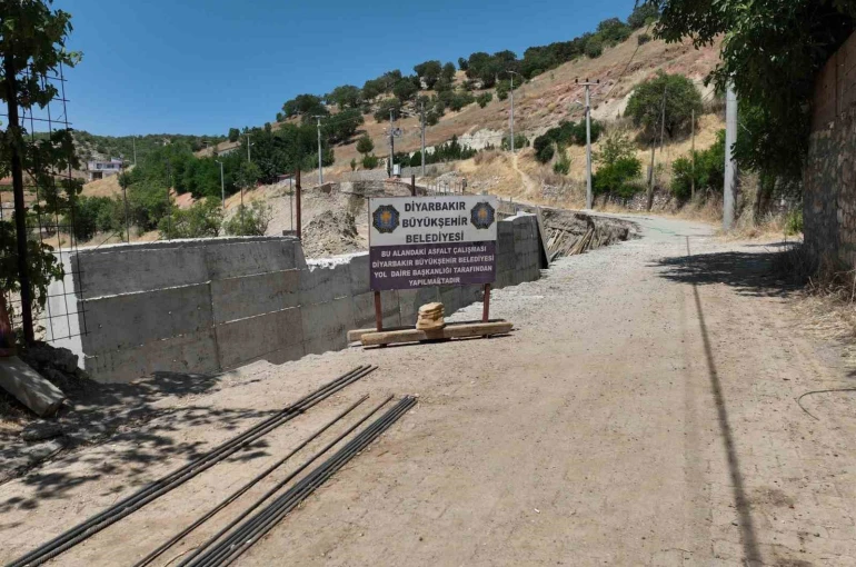 Diyarbakır kırsalında yollar yenileniyor