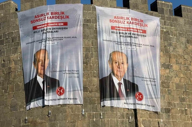 Diyarbakır surlarına Bahçeli’nin posterleri asıldı