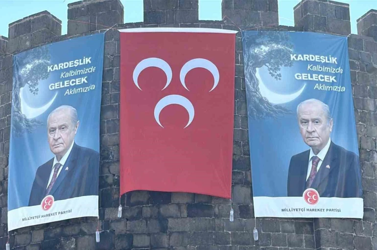 Diyarbakır surlarında MHP lideri Bahçeli’nin dev posteri asıldı, barış çağrısında bulunuldu