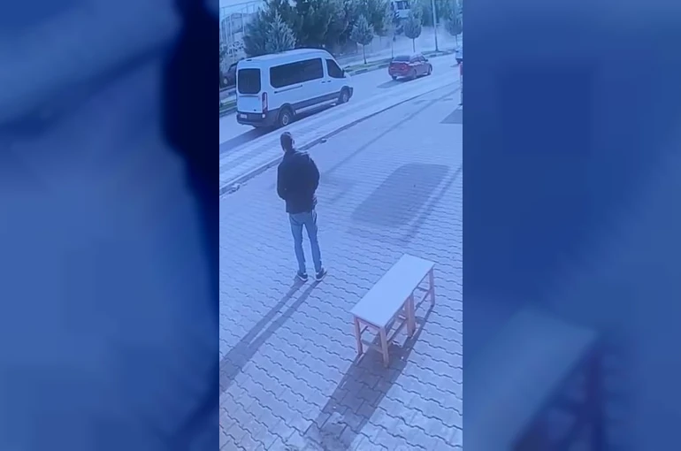 Diyarbakır’da 2 öğrencinin yaralandığı kaza anı güvenlik kameralarına yansıdı