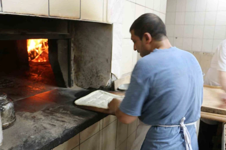 Diyarbakır’da 60 derece sıcakta ’ekmek’ mesaisi