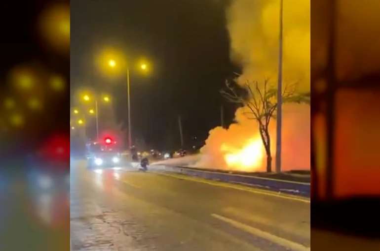 Diyarbakır’da alevlere teslim olan otomobilin sürücüsü yaralandı